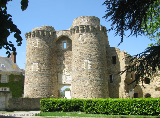 châteaubriant-châtelet (XIIIe s.)
